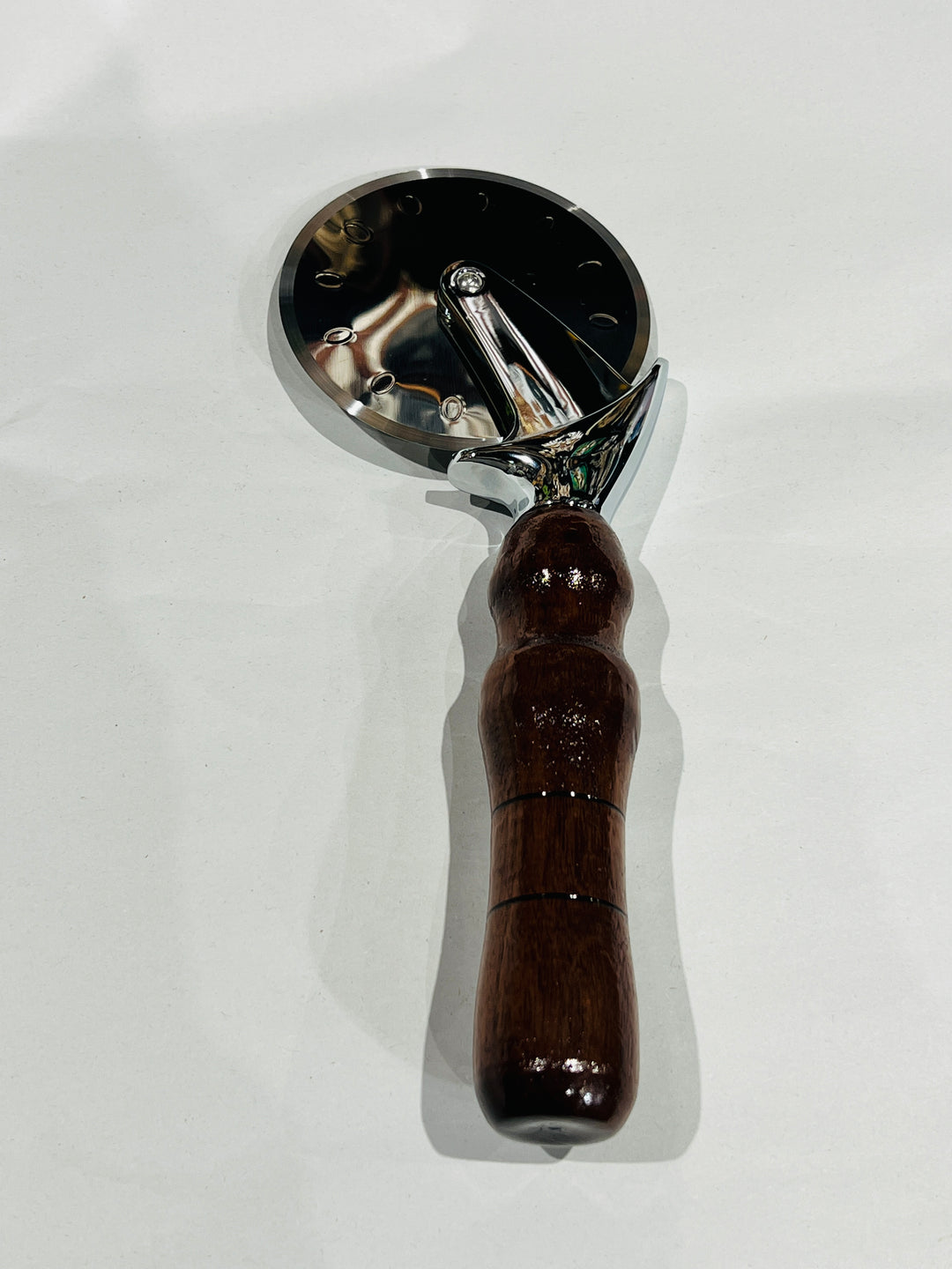 Pizza Cutter Walnut Handle with Stainless Steel Rotary Blade 9903