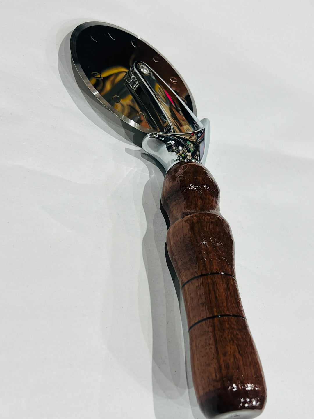 Pizza Cutter Walnut Handle with Stainless Steel Rotary Blade 9903