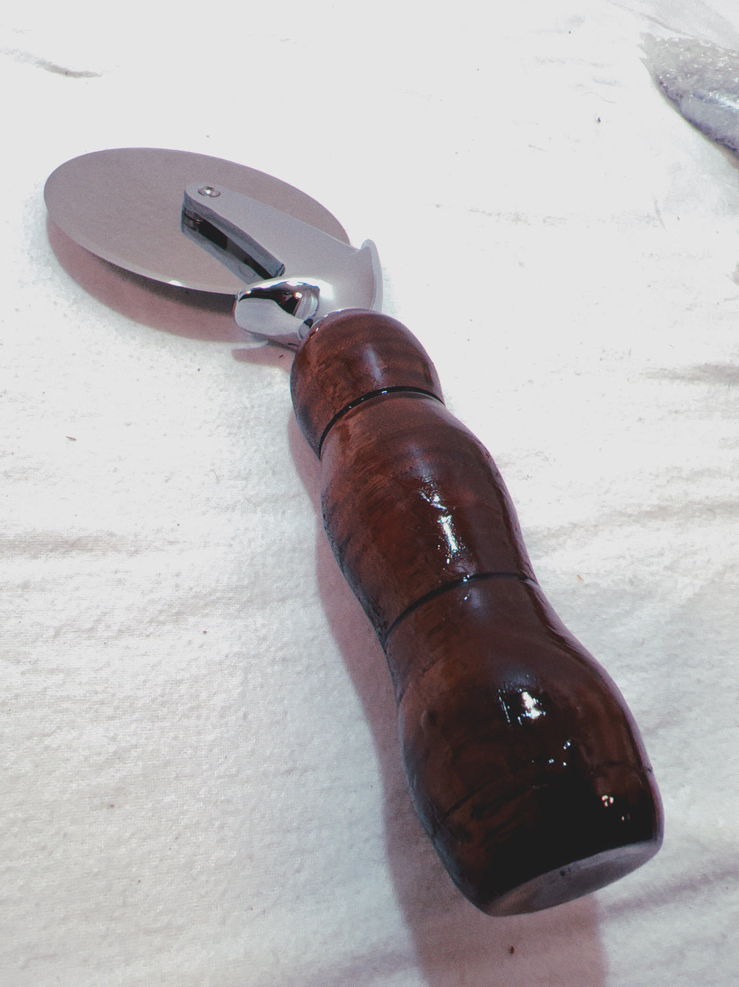 Pizza Cutter Walnut Hardwood Handle with Stainless Steel Rotary Blade 9103
