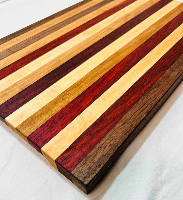Edge Grain Cutting Board w/ rubber feet