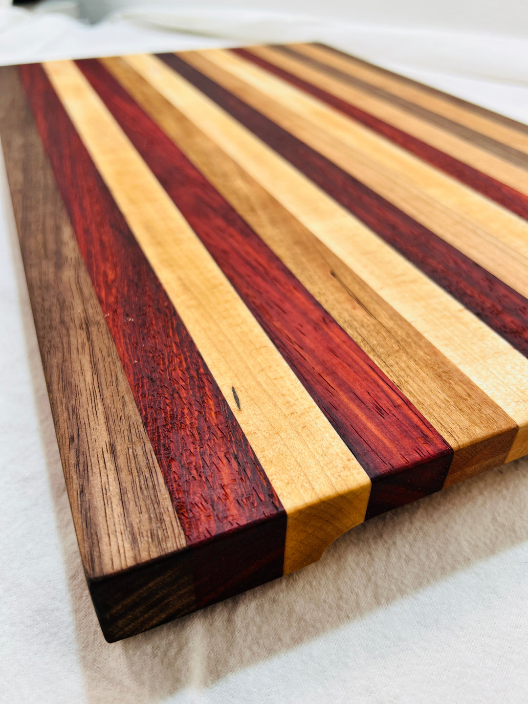Edge Grain Cutting Board w/ rubber feet