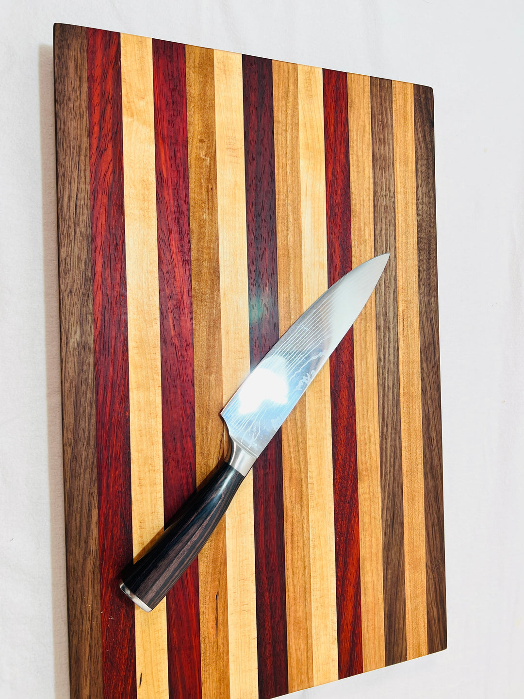 Edge Grain Cutting Board w/ rubber feet