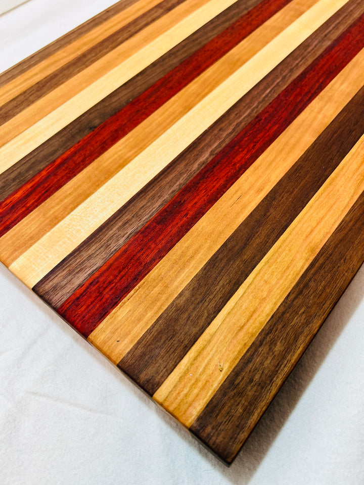 Edge Grain Cutting Board w/ rubber feet