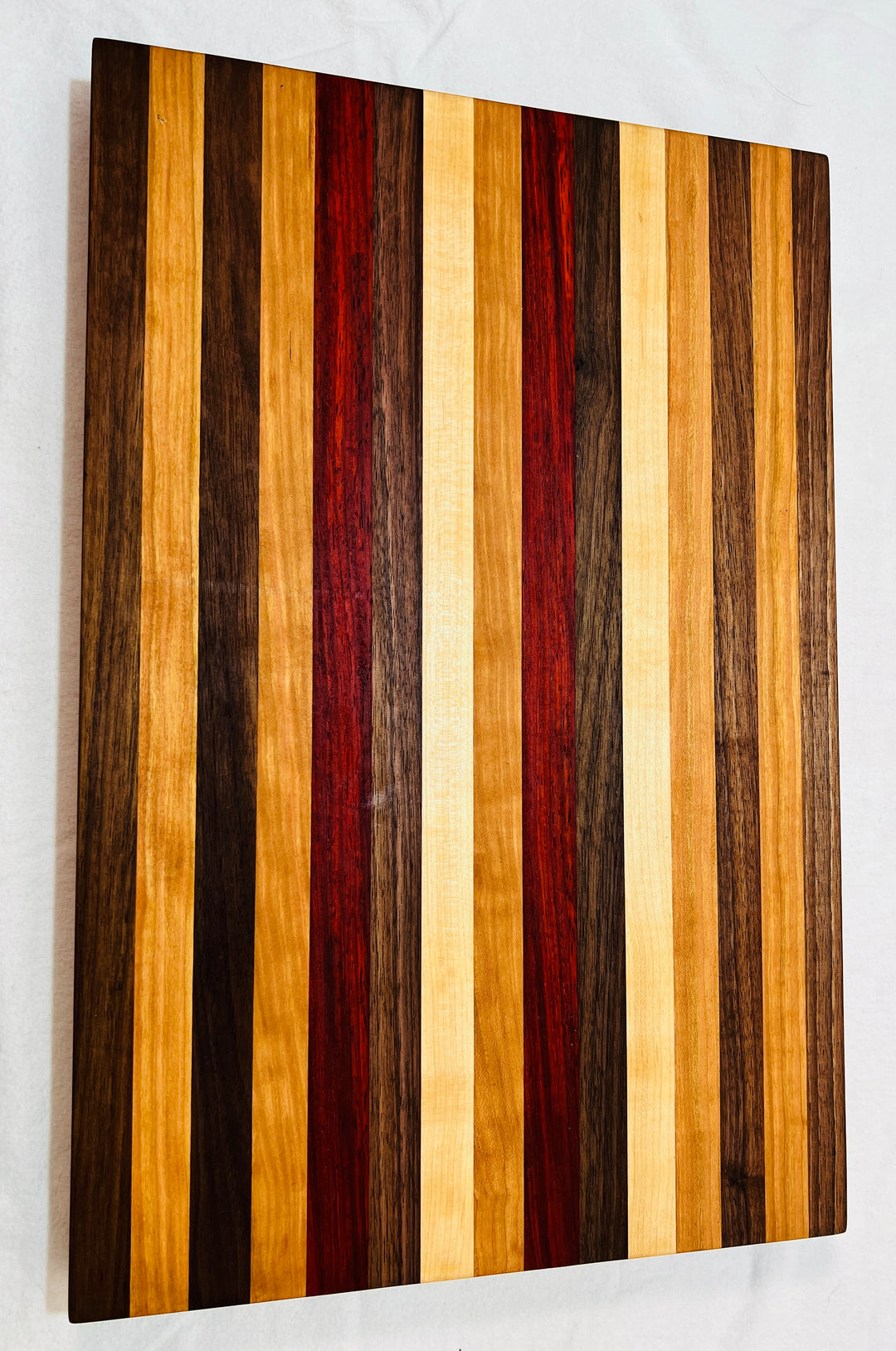 Edge Grain Cutting Board w/ rubber feet