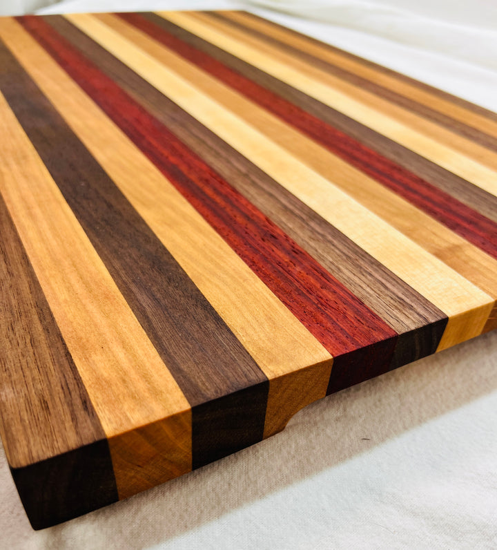 Edge Grain Cutting Board w/ rubber feet