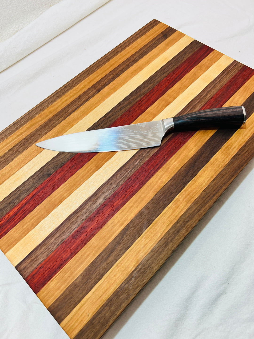 Edge Grain Cutting Board w/ rubber feet