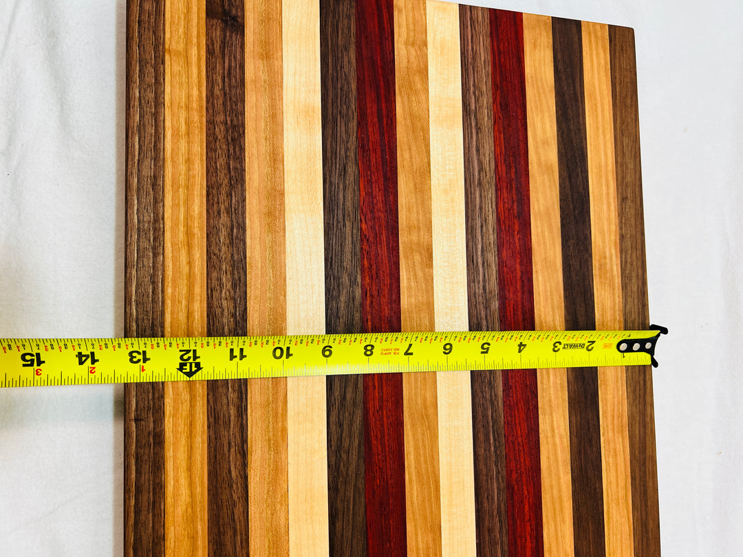 Edge Grain Cutting Board w/ rubber feet