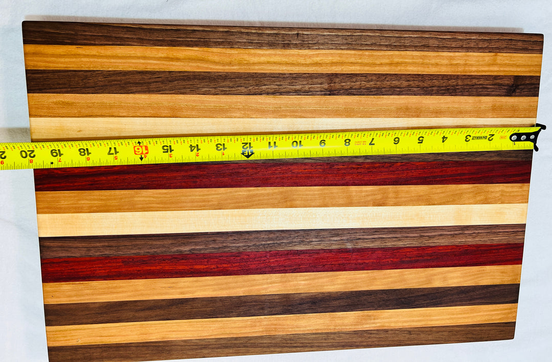 Edge Grain Cutting Board w/ rubber feet
