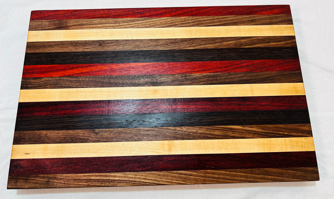 Edge Grain Cutting Board w/ rubber feet