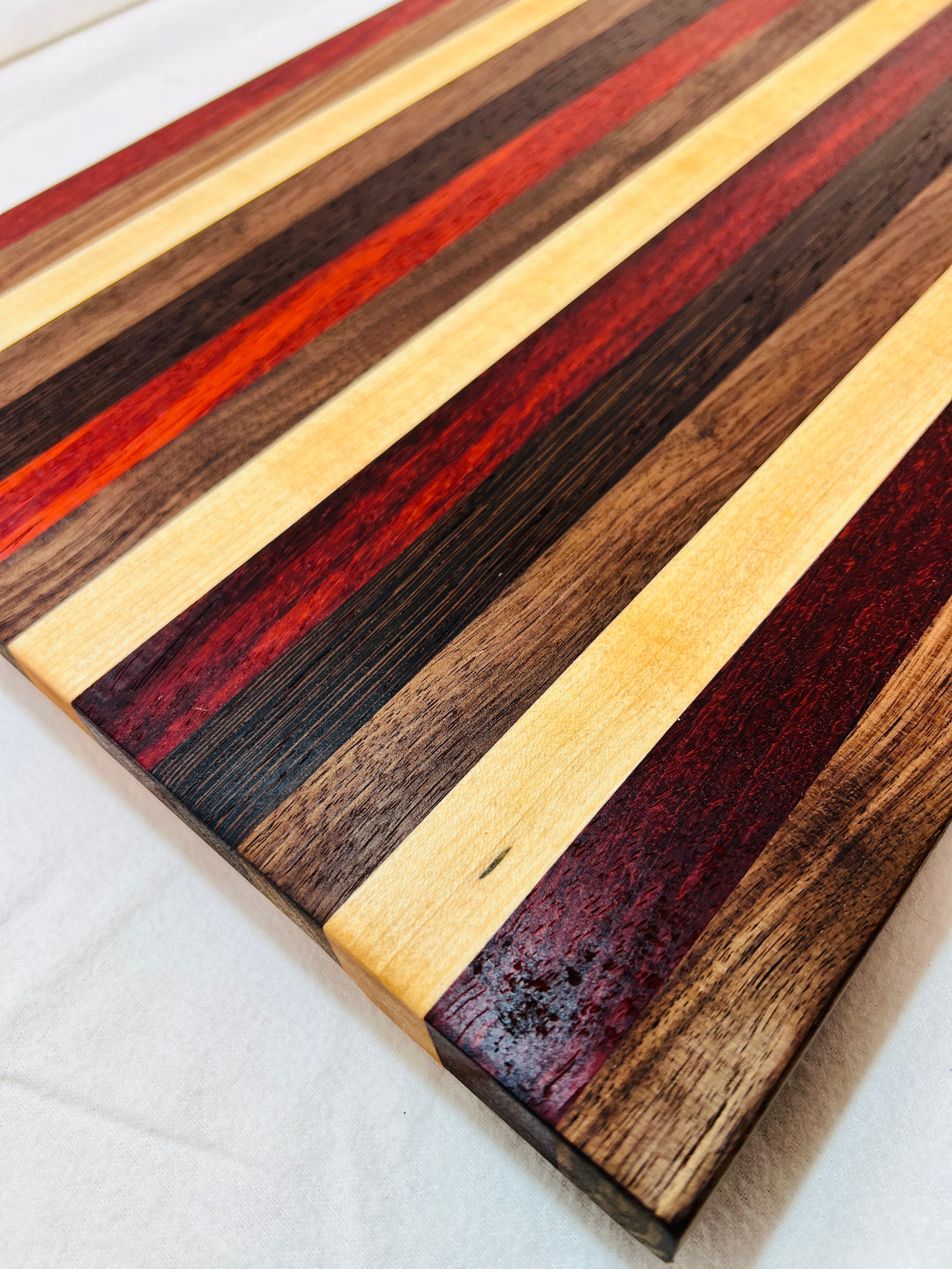 Edge Grain Cutting Board w/ rubber feet