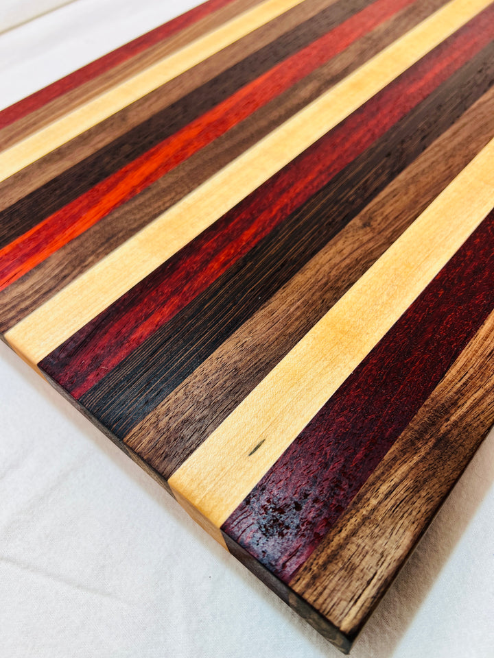 Edge Grain Cutting Board w/ rubber feet