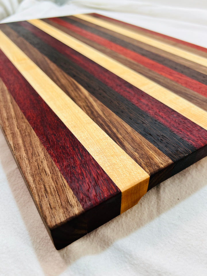 Edge Grain Cutting Board w/ rubber feet