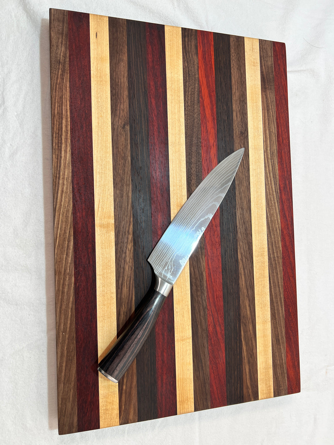 Edge Grain Cutting Board w/ rubber feet