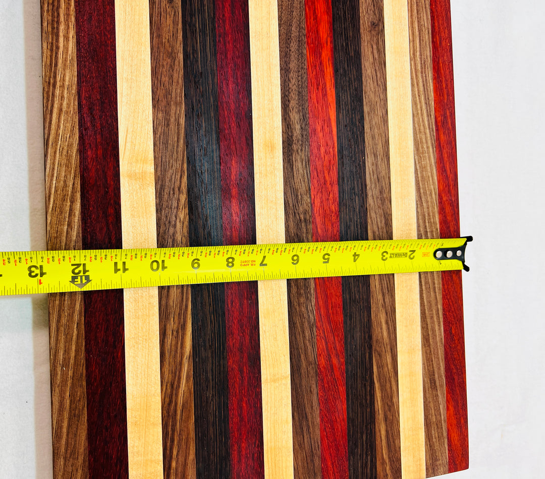 Edge Grain Cutting Board w/ rubber feet