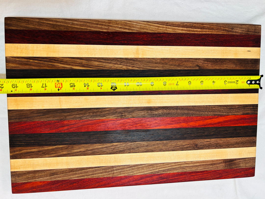 Edge Grain Cutting Board w/ rubber feet