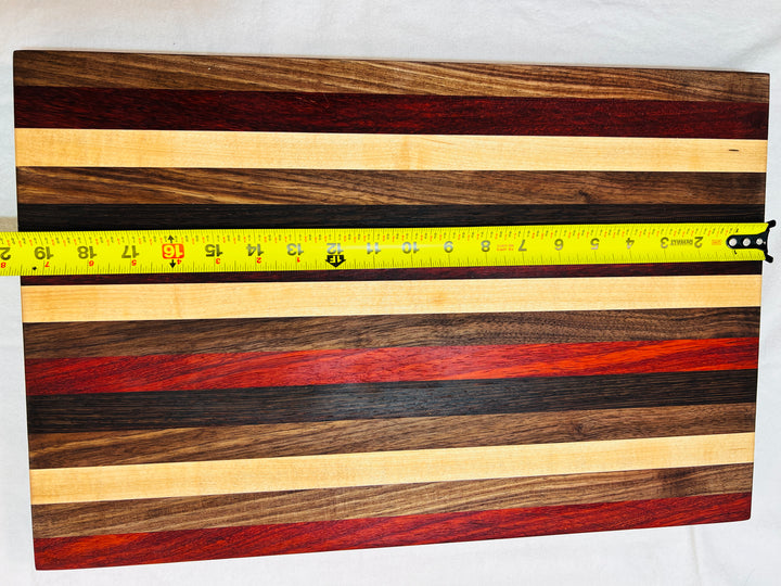 Edge Grain Cutting Board w/ rubber feet