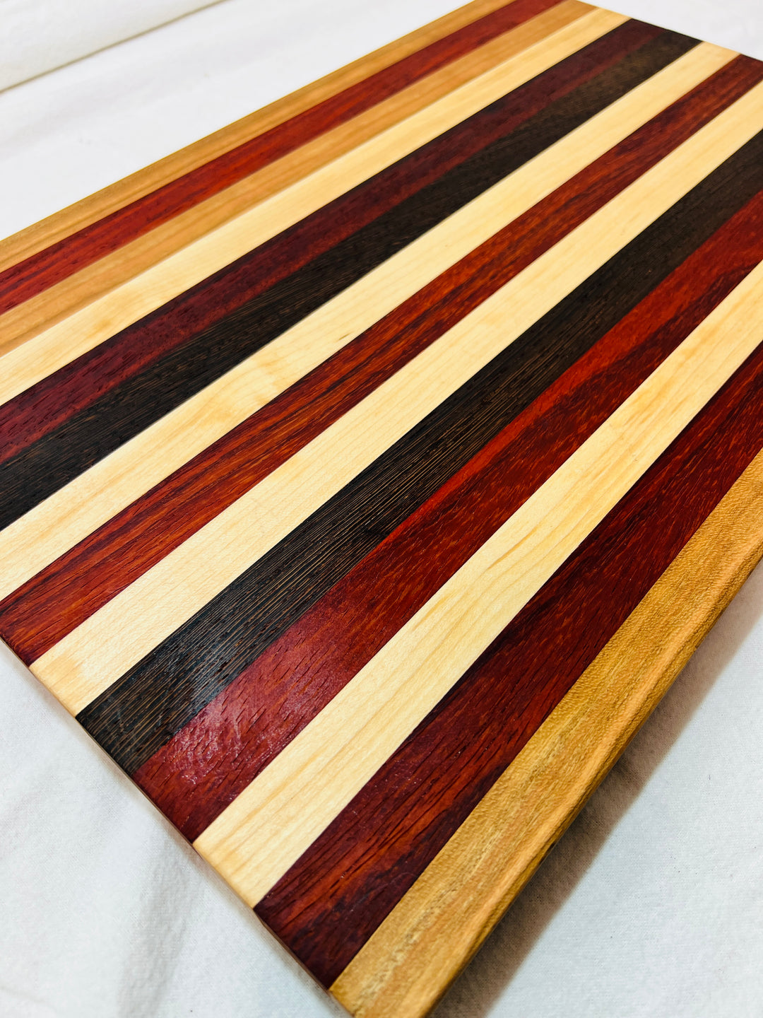 Edge Grain Cutting Board w/ rubber feet