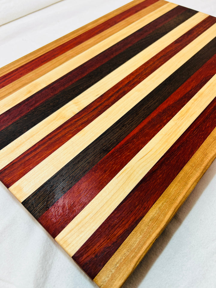 Edge Grain Cutting Board w/ rubber feet