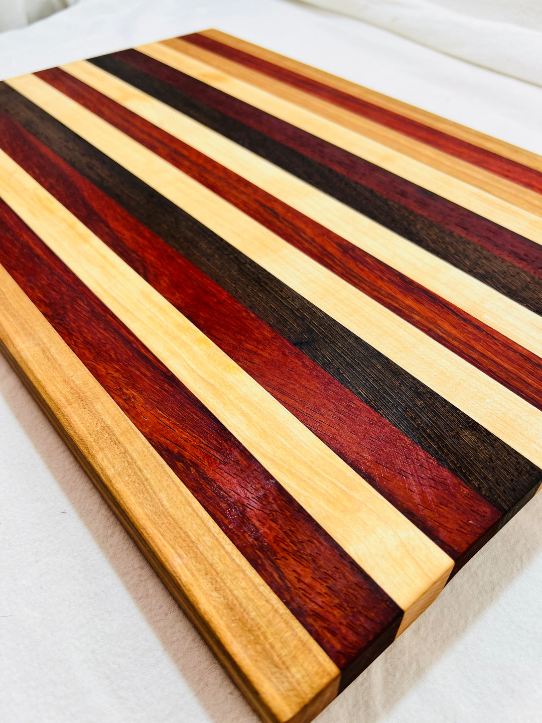 Edge Grain Cutting Board w/ rubber feet