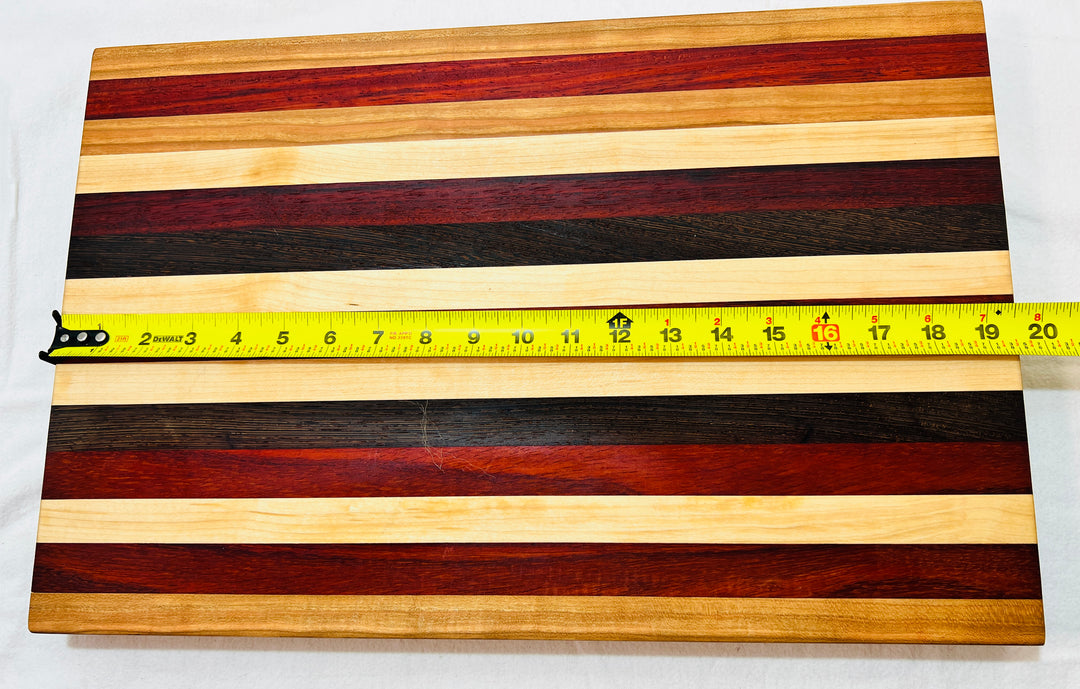 Edge Grain Cutting Board w/ rubber feet