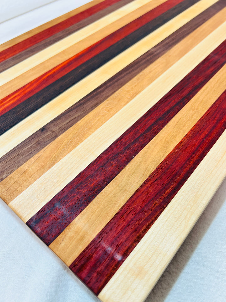 Edge Grain Cutting Board w/ rubber feet