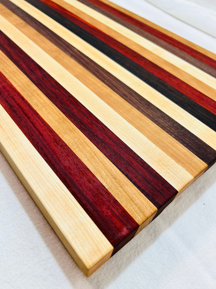 Edge Grain Cutting Board w/ rubber feet
