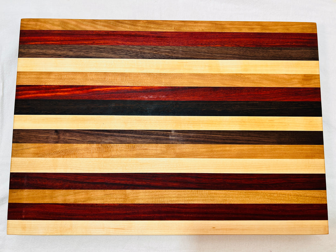 Edge Grain Cutting Board w/ rubber feet