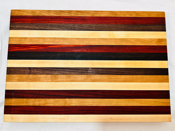 Edge Grain Cutting Board w/ rubber feet