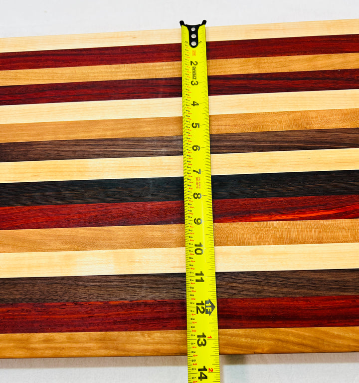 Edge Grain Cutting Board w/ rubber feet