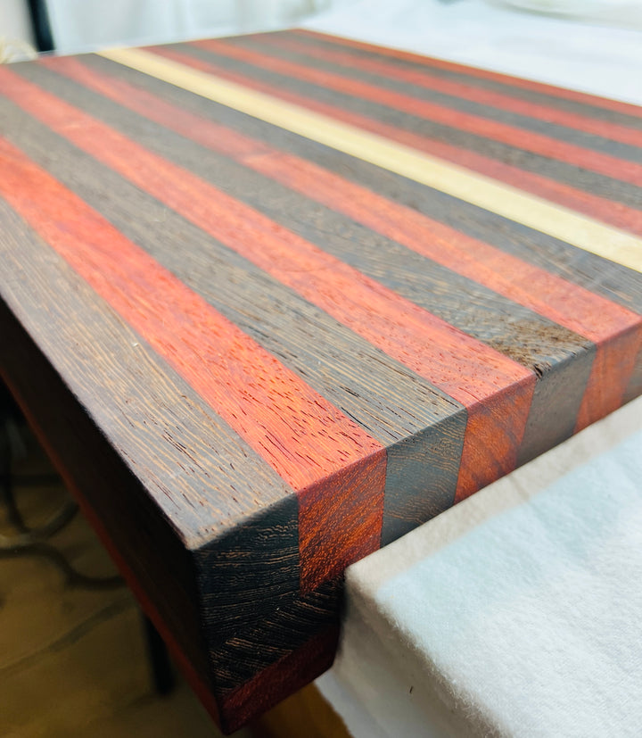 Edge Grain Cutting Board - Over the edge/Lip Design